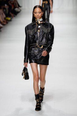 Milan, İtalya - 22 Eylül: Selena Forrest, Milano, İtalya Milano moda hafta ilkbahar/yaz 2018 üzerinde 22 Eylül 2017 sırasında Versace Show'da pist yürür. 