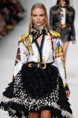 Milan, İtalya - 22 Eylül: Natasha Poly, Milano, İtalya Milano moda hafta ilkbahar/yaz 2018 üzerinde 22 Eylül 2017 sırasında Versace Show'da pist yürür. 