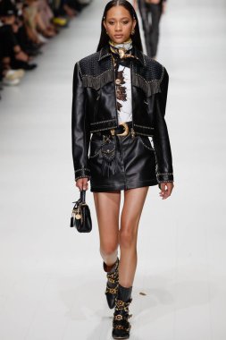 Milan, İtalya - 22 Eylül: Selena Forrest, Milano, İtalya Milano moda hafta ilkbahar/yaz 2018 üzerinde 22 Eylül 2017 sırasında Versace Show'da pist yürür. 