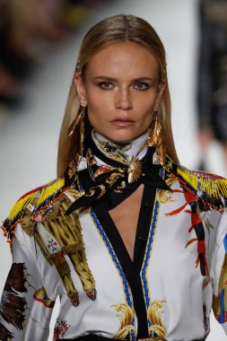 Milan, İtalya - 22 Eylül: Natasha Poly, Milano, İtalya Milano moda hafta ilkbahar/yaz 2018 üzerinde 22 Eylül 2017 sırasında Versace Show'da pist yürür. 