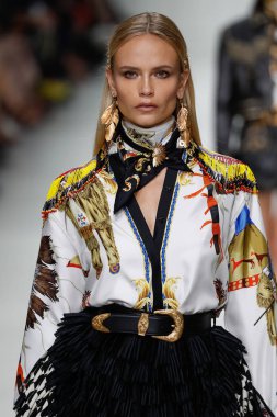 Milan, İtalya - 22 Eylül: Natasha Poly, Milano, İtalya Milano moda hafta ilkbahar/yaz 2018 üzerinde 22 Eylül 2017 sırasında Versace Show'da pist yürür. 
