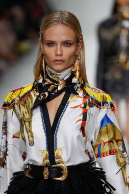Milan, İtalya - 22 Eylül: Natasha Poly, Milano, İtalya Milano moda hafta ilkbahar/yaz 2018 üzerinde 22 Eylül 2017 sırasında Versace Show'da pist yürür. 