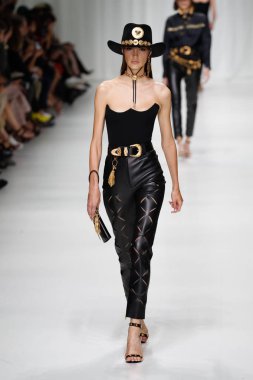 Milan, İtalya - 22 Eylül: Camille Hurel, Milano, İtalya Milano moda hafta ilkbahar/yaz 2018 üzerinde 22 Eylül 2017 sırasında Versace Show'da pist yürür. 