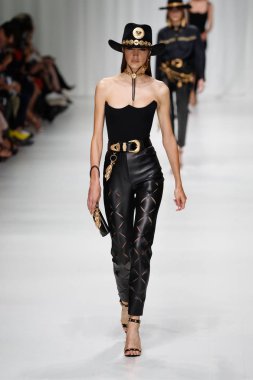 Milan, İtalya - 22 Eylül: Camille Hurel, Milano, İtalya Milano moda hafta ilkbahar/yaz 2018 üzerinde 22 Eylül 2017 sırasında Versace Show'da pist yürür. 