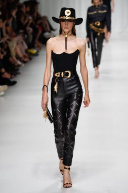 Milan, İtalya - 22 Eylül: Camille Hurel, Milano, İtalya Milano moda hafta ilkbahar/yaz 2018 üzerinde 22 Eylül 2017 sırasında Versace Show'da pist yürür. 