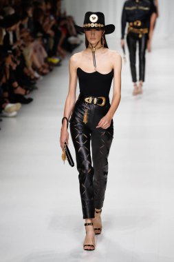 Milan, İtalya - 22 Eylül: Camille Hurel, Milano, İtalya Milano moda hafta ilkbahar/yaz 2018 üzerinde 22 Eylül 2017 sırasında Versace Show'da pist yürür. 