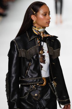 Milan, İtalya - 22 Eylül: Selena Forrest, Milano, İtalya Milano moda hafta ilkbahar/yaz 2018 üzerinde 22 Eylül 2017 sırasında Versace Show'da pist yürür. 