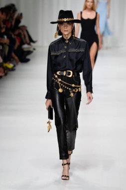 Milan, İtalya - 22 Eylül: Charlee Fraser, Milano, İtalya Milano moda hafta ilkbahar/yaz 2018 üzerinde 22 Eylül 2017 sırasında Versace Show'da pist yürür. 