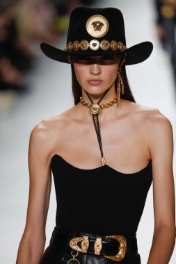 Milan, İtalya - 22 Eylül: Camille Hurel, Milano, İtalya Milano moda hafta ilkbahar/yaz 2018 üzerinde 22 Eylül 2017 sırasında Versace Show'da pist yürür. 