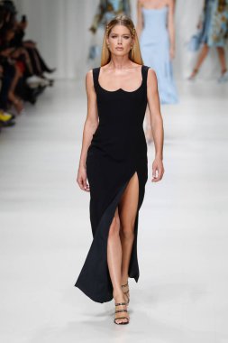 Milan, İtalya - 22 Eylül: Doutzen Kroes, Milano, İtalya Milano moda hafta ilkbahar/yaz 2018 üzerinde 22 Eylül 2017 sırasında Versace Show'da pist yürür. 