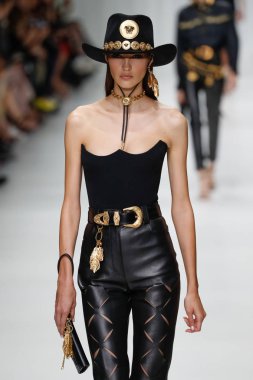 Milan, İtalya - 22 Eylül: Camille Hurel, Milano, İtalya Milano moda hafta ilkbahar/yaz 2018 üzerinde 22 Eylül 2017 sırasında Versace Show'da pist yürür. 