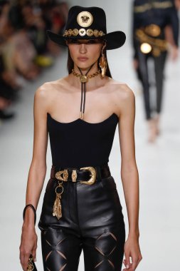 Milan, İtalya - 22 Eylül: Camille Hurel, Milano, İtalya Milano moda hafta ilkbahar/yaz 2018 üzerinde 22 Eylül 2017 sırasında Versace Show'da pist yürür. 