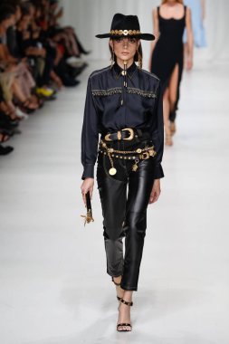 Milan, İtalya - 22 Eylül: Charlee Fraser, Milano, İtalya Milano moda hafta ilkbahar/yaz 2018 üzerinde 22 Eylül 2017 sırasında Versace Show'da pist yürür. 