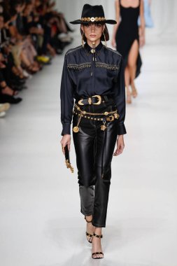 Milan, İtalya - 22 Eylül: Charlee Fraser, Milano, İtalya Milano moda hafta ilkbahar/yaz 2018 üzerinde 22 Eylül 2017 sırasında Versace Show'da pist yürür. 