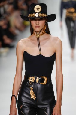 Milan, İtalya - 22 Eylül: Camille Hurel, Milano, İtalya Milano moda hafta ilkbahar/yaz 2018 üzerinde 22 Eylül 2017 sırasında Versace Show'da pist yürür. 