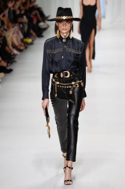 Milan, İtalya - 22 Eylül: Charlee Fraser, Milano, İtalya Milano moda hafta ilkbahar/yaz 2018 üzerinde 22 Eylül 2017 sırasında Versace Show'da pist yürür. 