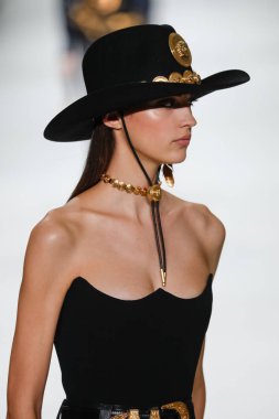 Milan, İtalya - 22 Eylül: Camille Hurel, Milano, İtalya Milano moda hafta ilkbahar/yaz 2018 üzerinde 22 Eylül 2017 sırasında Versace Show'da pist yürür. 
