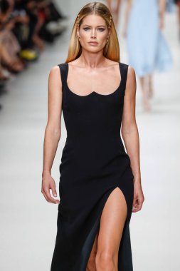 Milan, İtalya - 22 Eylül: Doutzen Kroes, Milano, İtalya Milano moda hafta ilkbahar/yaz 2018 üzerinde 22 Eylül 2017 sırasında Versace Show'da pist yürür. 
