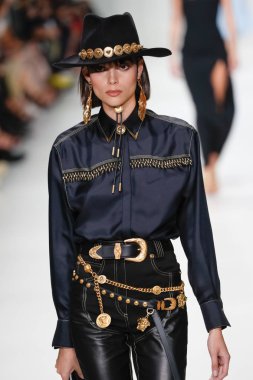 Milan, İtalya - 22 Eylül: Charlee Fraser, Milano, İtalya Milano moda hafta ilkbahar/yaz 2018 üzerinde 22 Eylül 2017 sırasında Versace Show'da pist yürür. 