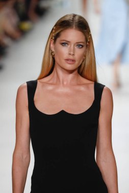 Milan, İtalya - 22 Eylül: Doutzen Kroes, Milano, İtalya Milano moda hafta ilkbahar/yaz 2018 üzerinde 22 Eylül 2017 sırasında Versace Show'da pist yürür. 