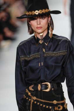 Milan, İtalya - 22 Eylül: Charlee Fraser, Milano, İtalya Milano moda hafta ilkbahar/yaz 2018 üzerinde 22 Eylül 2017 sırasında Versace Show'da pist yürür. 