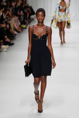 Milan, İtalya - 22 Eylül: Oumie Jammeh, Milano, İtalya Milano moda hafta ilkbahar/yaz 2018 üzerinde 22 Eylül 2017 sırasında Versace Show'da pist yürür. 