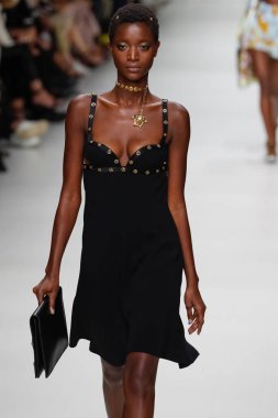 Milan, İtalya - 22 Eylül: Oumie Jammeh, Milano, İtalya Milano moda hafta ilkbahar/yaz 2018 üzerinde 22 Eylül 2017 sırasında Versace Show'da pist yürür. 