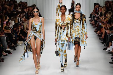 Milan, İtalya - 22 Eylül: Aira Ferreira, Tami Williams, Damaris Goddrie Versace Show'da pist üzerinde 22 Eylül 2017 Milan moda hafta ilkbahar/yaz 2018, Milano, İtalya sırasında yürümek. 