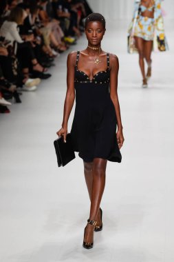 Milan, İtalya - 22 Eylül: Oumie Jammeh, Milano, İtalya Milano moda hafta ilkbahar/yaz 2018 üzerinde 22 Eylül 2017 sırasında Versace Show'da pist yürür. 