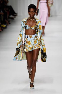 Milan, İtalya - 22 Eylül: Aube Jolicoeur sırasında Milano, İtalya Milano moda hafta ilkbahar/yaz 2018 üzerinde 22 Eylül 2017 Versace Show'da pist yürür. 