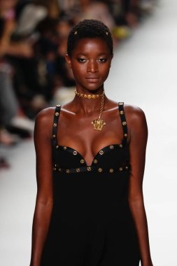 Milan, İtalya - 22 Eylül: Oumie Jammeh, Milano, İtalya Milano moda hafta ilkbahar/yaz 2018 üzerinde 22 Eylül 2017 sırasında Versace Show'da pist yürür. 