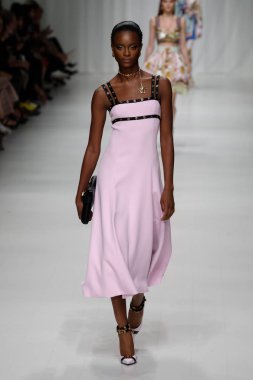 Milan, İtalya - 22 Eylül: Mayowa Nicholas, Milano, İtalya Milano moda hafta ilkbahar/yaz 2018 üzerinde 22 Eylül 2017 sırasında Versace Show'da pist yürür. 