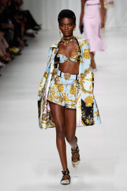 Milan, İtalya - 22 Eylül: Aube Jolicoeur sırasında Milano, İtalya Milano moda hafta ilkbahar/yaz 2018 üzerinde 22 Eylül 2017 Versace Show'da pist yürür. 