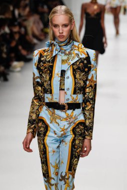 Milan, İtalya - 22 Eylül: Jessie Bloemendaal, Milano, İtalya Milano moda hafta ilkbahar/yaz 2018 üzerinde 22 Eylül 2017 sırasında Versace Show'da pist yürür. 