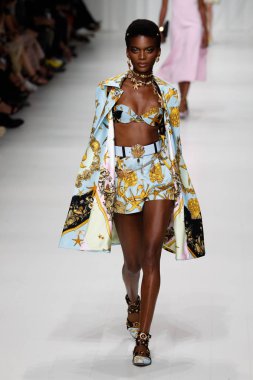 Milan, İtalya - 22 Eylül: Aube Jolicoeur sırasında Milano, İtalya Milano moda hafta ilkbahar/yaz 2018 üzerinde 22 Eylül 2017 Versace Show'da pist yürür. 