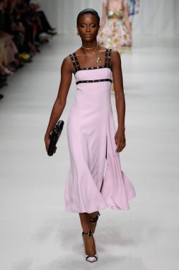 Milan, İtalya - 22 Eylül: Mayowa Nicholas, Milano, İtalya Milano moda hafta ilkbahar/yaz 2018 üzerinde 22 Eylül 2017 sırasında Versace Show'da pist yürür. 