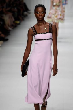 Milan, İtalya - 22 Eylül: Mayowa Nicholas, Milano, İtalya Milano moda hafta ilkbahar/yaz 2018 üzerinde 22 Eylül 2017 sırasında Versace Show'da pist yürür. 