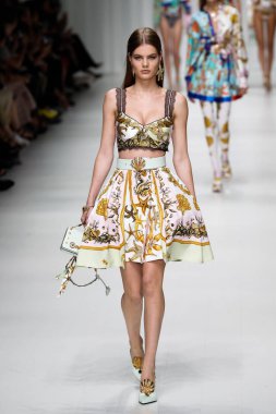 Milan, İtalya - 22 Eylül: Mirit cıvata, Milano, İtalya Milano moda hafta ilkbahar/yaz 2018 üzerinde 22 Eylül 2017 sırasında Versace Show'da pist yürür. 