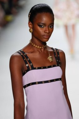 Milan, İtalya - 22 Eylül: Mayowa Nicholas, Milano, İtalya Milano moda hafta ilkbahar/yaz 2018 üzerinde 22 Eylül 2017 sırasında Versace Show'da pist yürür. 