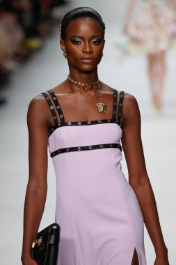 Milan, İtalya - 22 Eylül: Mayowa Nicholas, Milano, İtalya Milano moda hafta ilkbahar/yaz 2018 üzerinde 22 Eylül 2017 sırasında Versace Show'da pist yürür. 