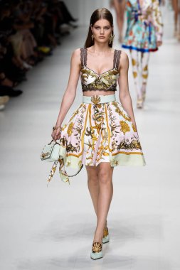 Milan, İtalya - 22 Eylül: Mirit cıvata, Milano, İtalya Milano moda hafta ilkbahar/yaz 2018 üzerinde 22 Eylül 2017 sırasında Versace Show'da pist yürür. 
