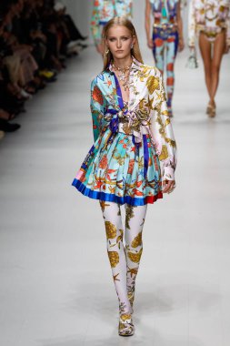 Milan, İtalya - 22 Eylül: Natalie Ludwig, Milano, İtalya Milano moda hafta ilkbahar/yaz 2018 üzerinde 22 Eylül 2017 sırasında Versace Show'da pist yürür. 