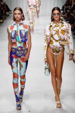 Milan, İtalya - 22 Eylül: Birgit Kos Valery Kaufman yürür ve pist Versace gösterisi sırasında üzerinde 22 Eylül 2017 Milan moda hafta ilkbahar/yaz 2018, Milano, İtalya. 