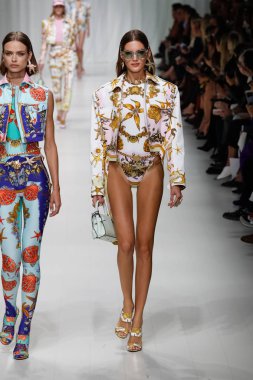 Milan, İtalya - 22 Eylül: Birgit Kos Valery Kaufman yürür ve pist Versace gösterisi sırasında üzerinde 22 Eylül 2017 Milan moda hafta ilkbahar/yaz 2018, Milano, İtalya. 