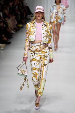 Milan, İtalya - 22 Eylül: Emily Baker, Milano, İtalya Milano moda hafta ilkbahar/yaz 2018 üzerinde 22 Eylül 2017 sırasında Versace Show'da pist yürür. 