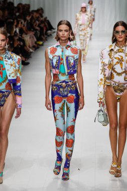 Milan, İtalya - 22 Eylül: Nina Marker, Birgit Kos, Valery Kaufman Versace Show'da pist üzerinde 22 Eylül 2017 Milan moda hafta ilkbahar/yaz 2018, Milano, İtalya sırasında yürümek. 