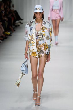 Milan, İtalya - 22 Eylül: Kat Hessen, Milano, İtalya Milano moda hafta ilkbahar/yaz 2018 üzerinde 22 Eylül 2017 sırasında Versace Show'da pist yürür. 
