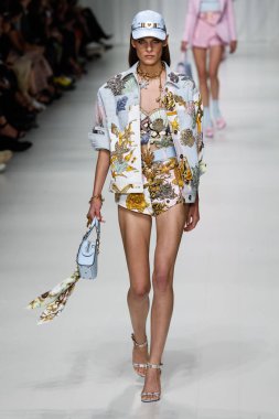 Milan, İtalya - 22 Eylül: Kat Hessen, Milano, İtalya Milano moda hafta ilkbahar/yaz 2018 üzerinde 22 Eylül 2017 sırasında Versace Show'da pist yürür. 