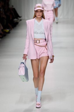 Milan, İtalya - 22 Eylül: Chane Husselmann sırasında Milano, İtalya Milano moda hafta ilkbahar/yaz 2018 üzerinde 22 Eylül 2017 Versace Show'da pist yürür. 