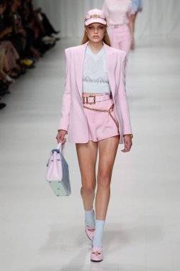 Milan, İtalya - 22 Eylül: Chane Husselmann sırasında Milano, İtalya Milano moda hafta ilkbahar/yaz 2018 üzerinde 22 Eylül 2017 Versace Show'da pist yürür. 